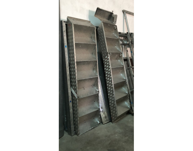 Dos o cuatro escaleras de aluminio (Espectáculos)