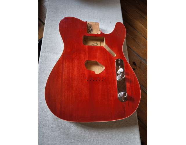 Cuerpo Telecaster. Aliso 2 piezas. 2kg. Nitro. Cuerpo Telecaster. NUEVO.