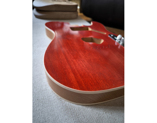 Cuerpo Telecaster. Aliso 2 piezas. 2kg. Nitro. Cuerpo Telecaster. NUEVO.