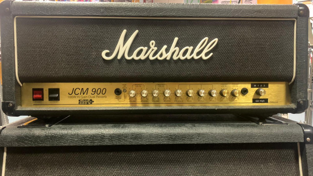 Marshall JCM 900 + fligth case de regalo!