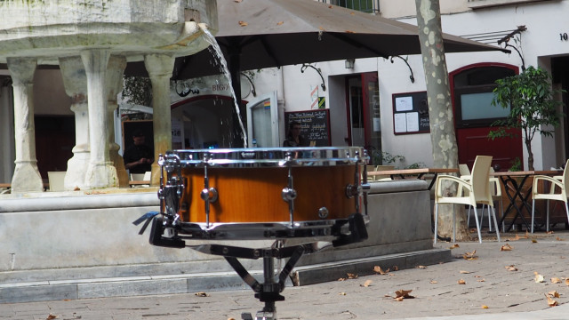 Caixa/Tabal de fusta de cirerer amb blocs.