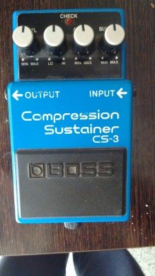 O cambio por pedal afinador Boss CS3 (black label 90's)
