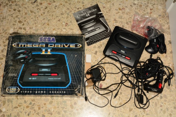 Sega Mega Drive 2 con caja
