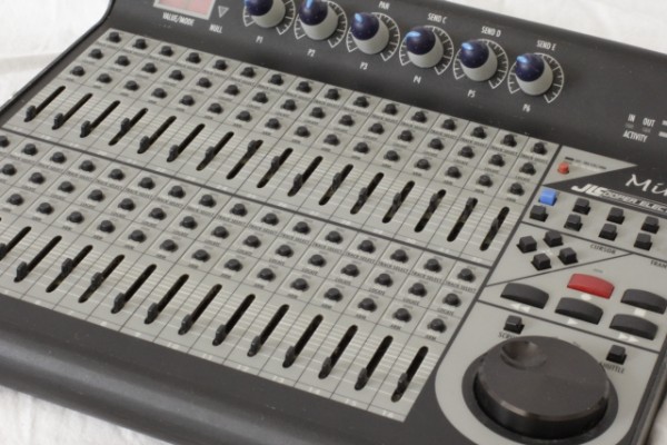 Controlador MIDI JLCooper CS-32 (Minidesk)