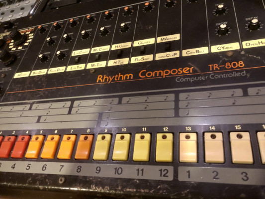 Roland TR 808 original.
