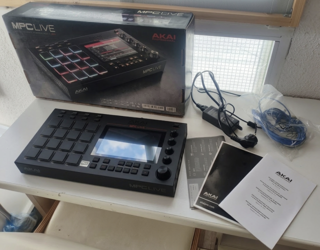 Akai MPC Live (v1) - Estado de RE-ESTRENO (Aún con film en pantalla)