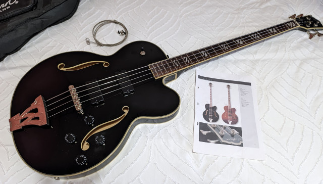 Bajo de caja semihollow Washburn AB-90 Black (2005)