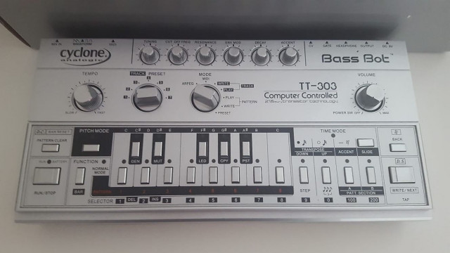 Cyclone Analogic Bass Bot TT-303 (Roland TB-303 Clon)