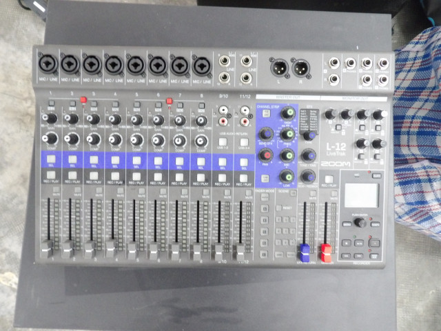Zoom LiveTrak L-12