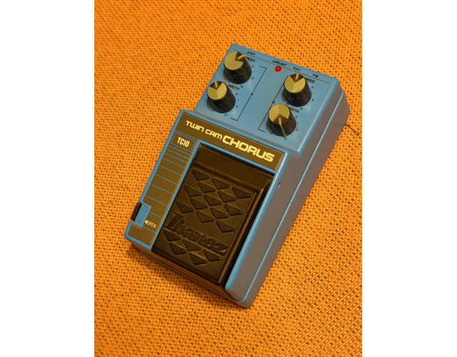 Ibáñez twin cam chorus