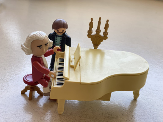 Playmobil: Mozart, piano de cola, banqueta, candelabro, asistente