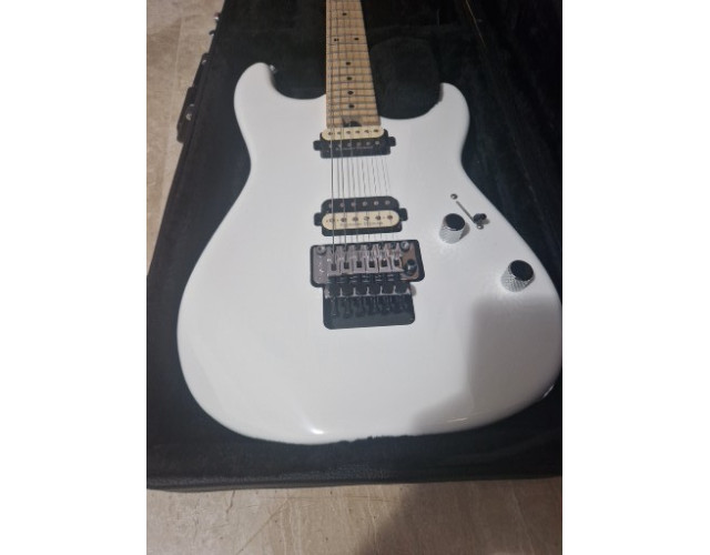 CHARVEL SAN DIMAS  estado impecable  MALETA INCLUIDA