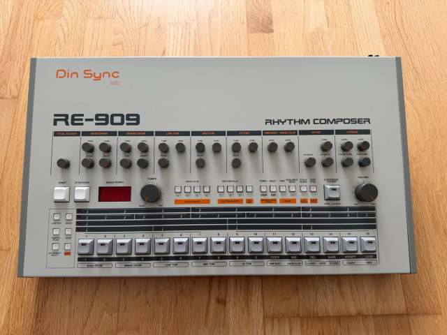 Dinsync RE-909 - Réplica 1:1 TR-909 con piezas raras y mods, mint