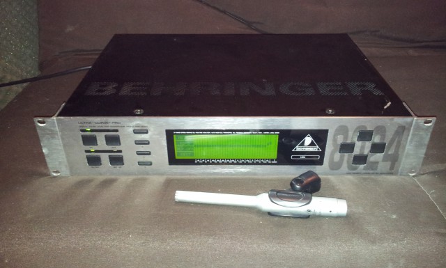 Analizador Behringer Ultracurve Pro 8024 con micro medidor