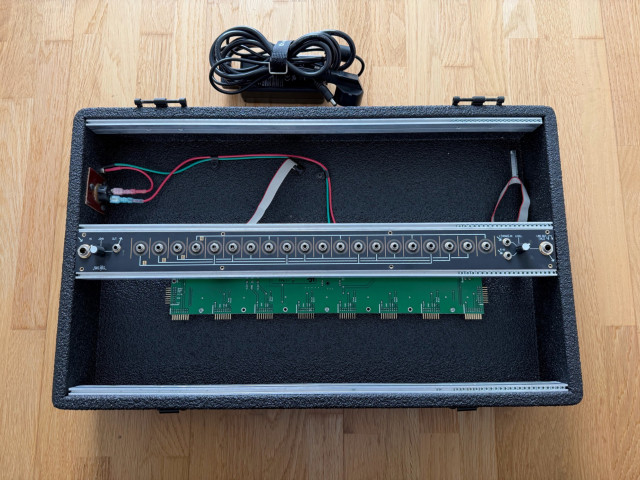 Make Noise Shared System Eurorack Case (7U / 208HP) — Con CV Bus, mint