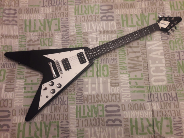 Harley Benton flying v