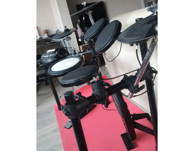 Cambio - ALESIS DM7 USB Kit (+ pedal YAMAHA FP6110) batería electrónica