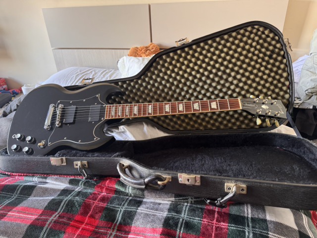 Gibson SG Standard Ebony con EMGs del 2.000