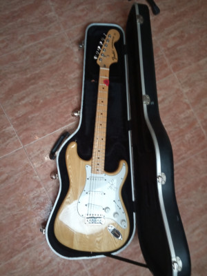 Fender stratocaster made in Japan estilo 70s
