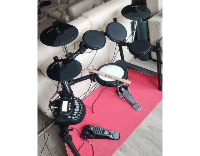 ALESIS DM7 USB Kit (+ pedal YAMAHA FP6110) batería electrónica