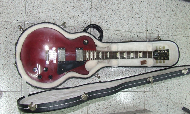 Gibson Les Paul studio pala reparada x stratocaster
