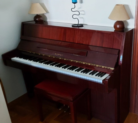 Piano de pared KAWAI color caoba