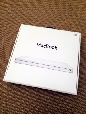 MacBook Blanco Core 2 Duo, 2GB RAM, 160 HD + EXTRAS