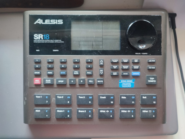 Alesis SR 18 drum machine