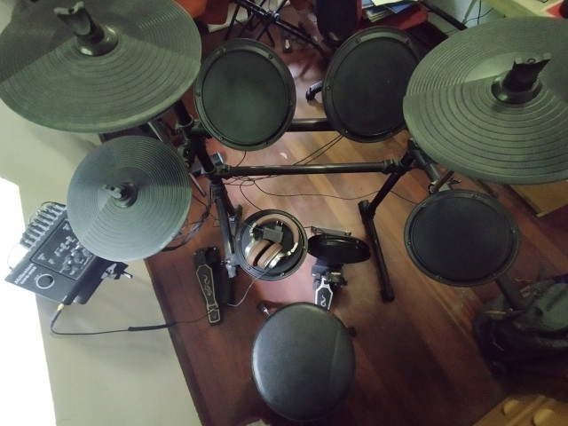 Batería Electrónica Millenium MPS-200 + Banqueta + Cascos Behringer BH 470