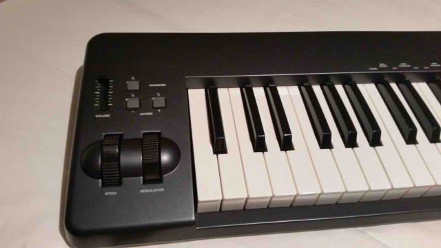 Teclado controlador MIDI Alesis Q88