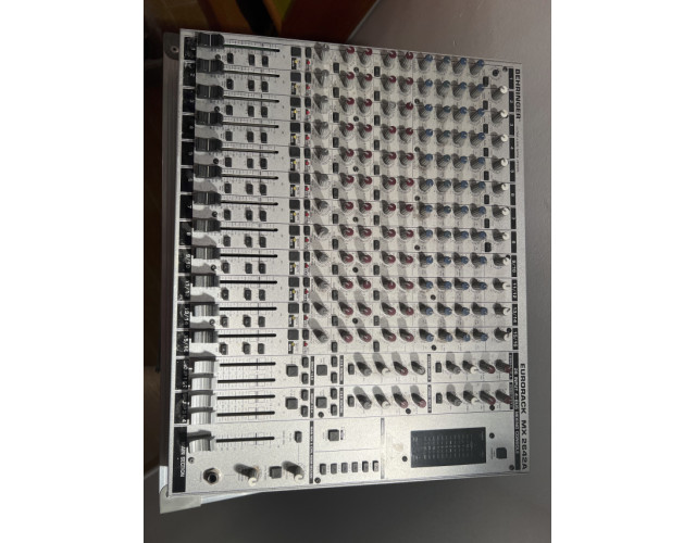 Mesa de mezclas Behringer EuroRack MX2642.