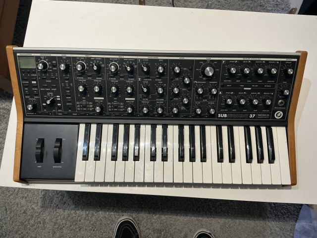 REBAJADO-“Sintetizador analógico Moog Subsequent 37 en estado impecable