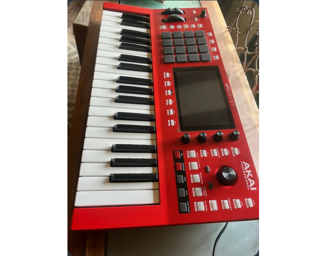 Akai MPC Key 37 + Decksaver