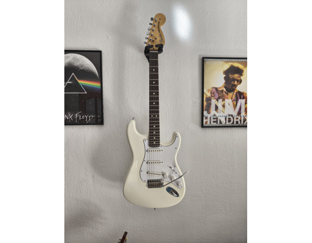 O Cambio Fender Stratocaster Performer Artic White
