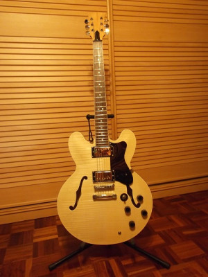 Guitarra tipo Gibson ES-335