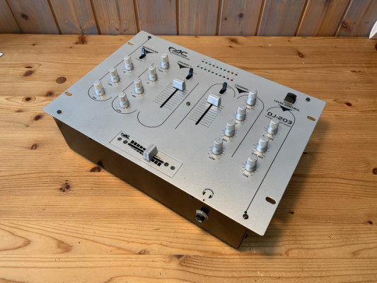 O cambio, Mesa de mezclas DJ-203 Acoustic Control