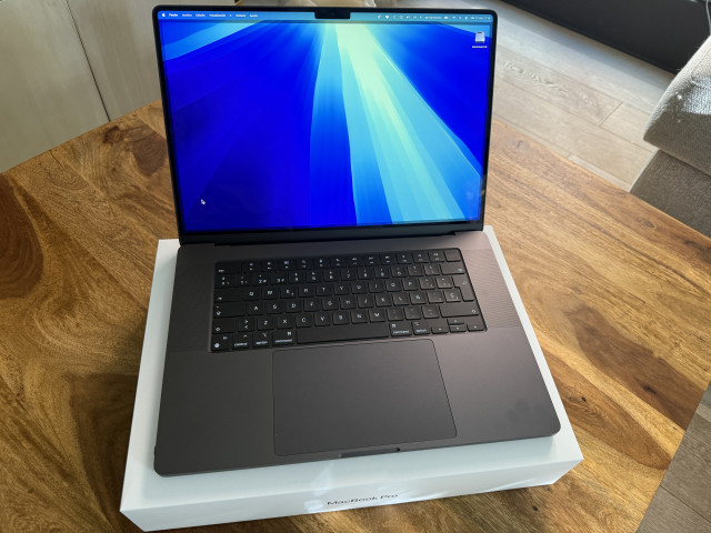 Macbook Pro Max M3 con 128 Gb de Ram y 2 TB de SSD