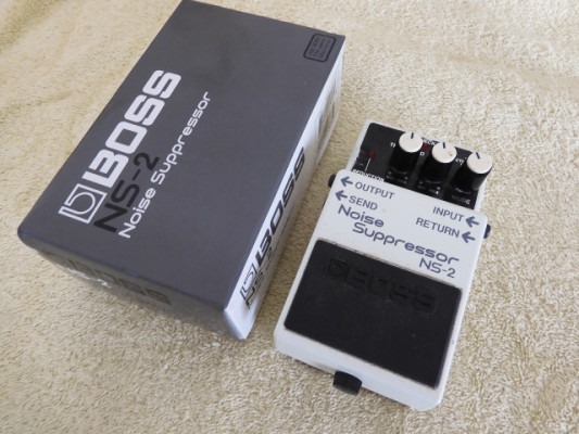 Boss NS-2 Noise Suppressor con su caja