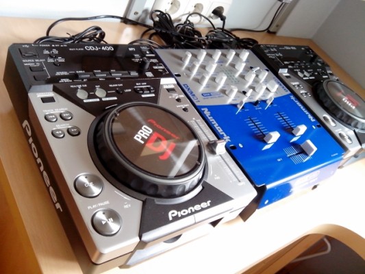 Vendo 2 Pioneer CDJ-400 + mixer Numark DXM01