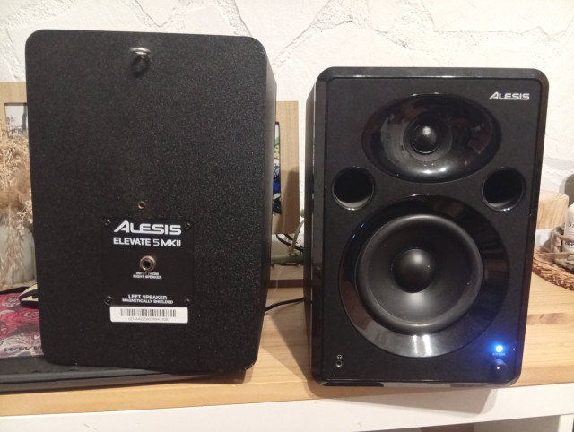 Monitores Alesis elevate 5mk2