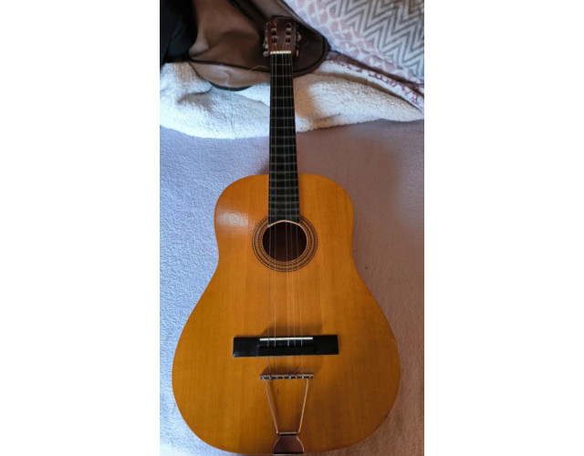 Guitarra acústica antigua de estudio