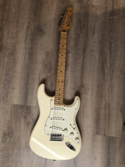 Fender Stratocaster MIM’08 y Vox NT15h G2