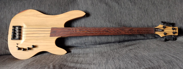 Lewitt Fretless