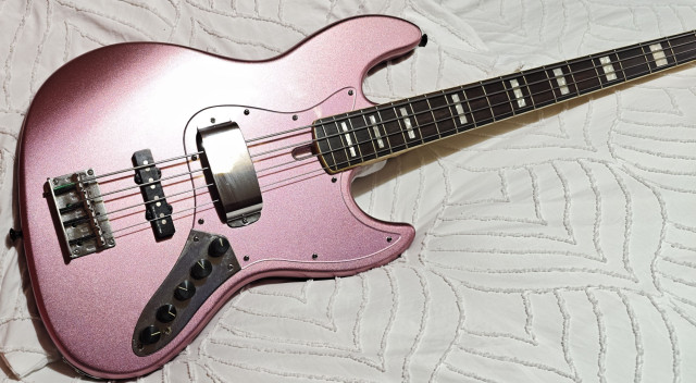 Sire Marcus Miller V7 Burgundy con muchos extras