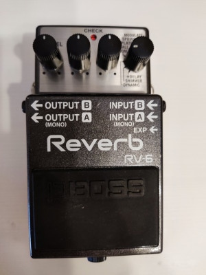 Pedal estéreo Reverb RV6 BOSS