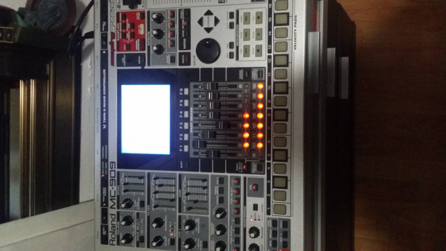Roland mc-909