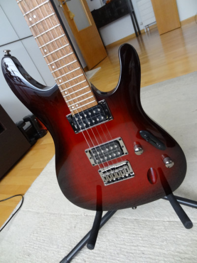 Guitarra electrica Ibanez S521BBS + Roland Cube + accesorios - Sin Estrenar