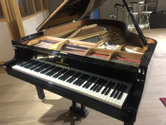 Piano de cola Yamaha C3 usado solo en estudio de grabación, como nuevo