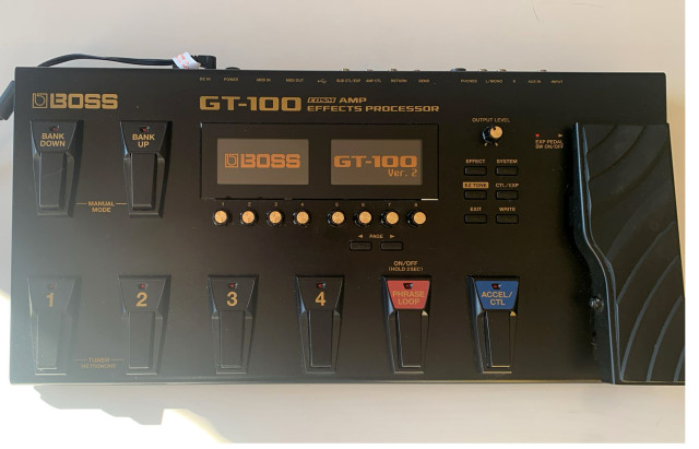 Boss GT-100 pedalera multiefectos + Flight case