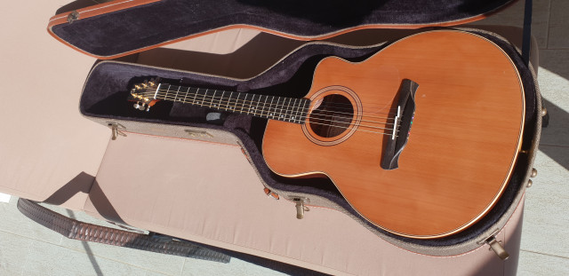 Guitarra acústica Alhambra J-3 con cutaway